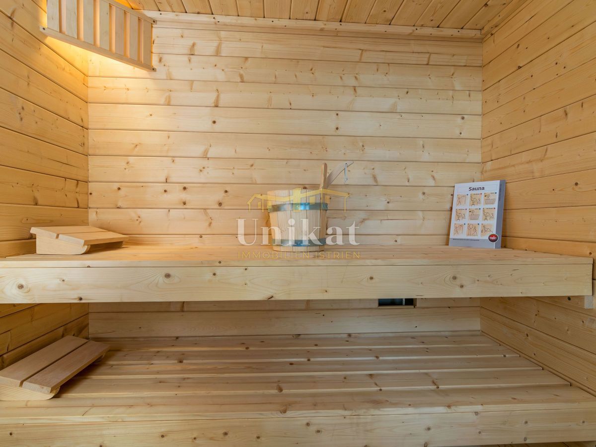 Kamena hiša z razgledom na naravo